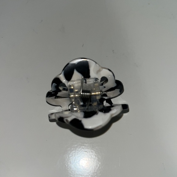 Mini Claw Clip Black and White - Picture 2 of 4